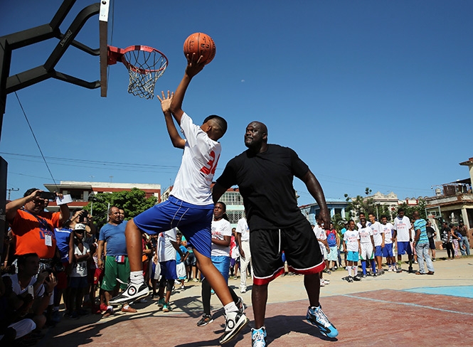 Shaquille O’Neal imparte clínicas de baloncesto en Cuba