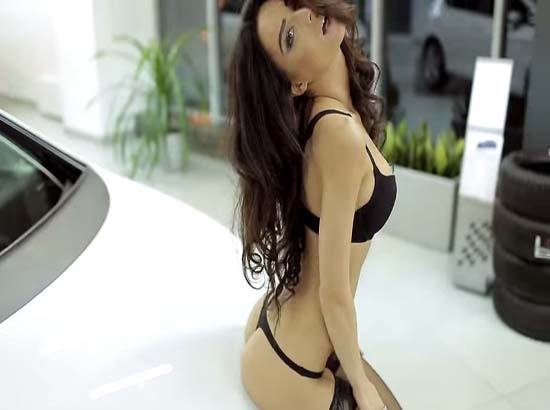 VIDEO: ¿Te negarías a comprarle este auto a esta chica en lencería?