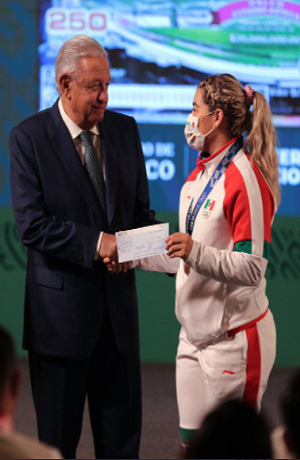 Atletas olímpicos y paralímpicos de México reciben premios económicos