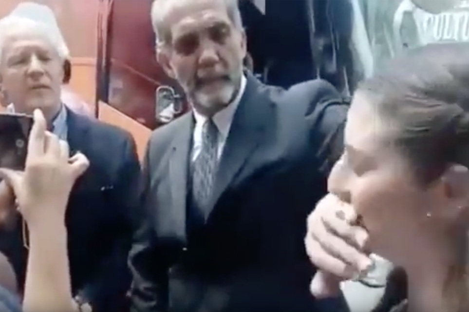 “Tengo la mano larga”: Líder de ConFamilia que tapó la boca a mujer