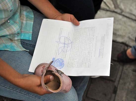 Maestro obligaba a niños de preescolar indígena a besarle los pies