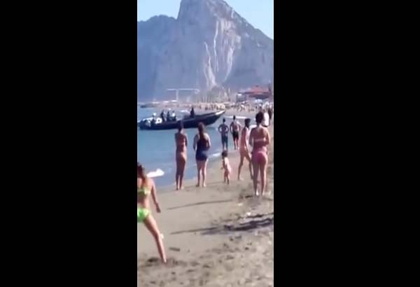 VIDEO: A la vista de turistas, narcos desembarcan droga en playa
