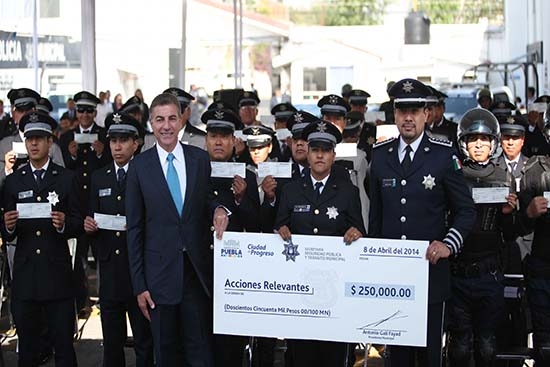 Alcalde de Puebla entrega estímulos a 50 policías municipales