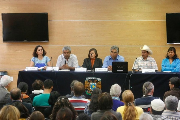 Padres de normalistas temen que gobierno cierre el caso