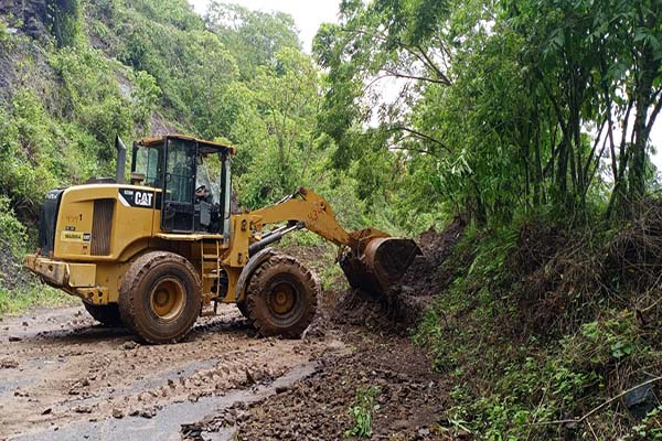 Infraestructura Puebla trabaja en liberación de caminos afectados por “Grace”