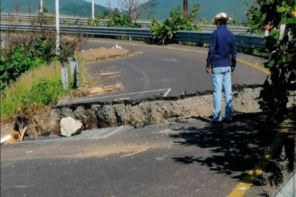 Ayuntamiento de Atlixco atiende hundimiento en la carretera Puebla-Huajuapan de León