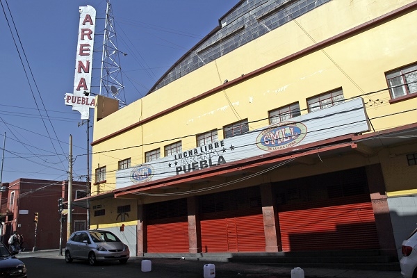 “Tirabuzón” a la Arena Puebla; se roban 250 mil pesos de la taquilla