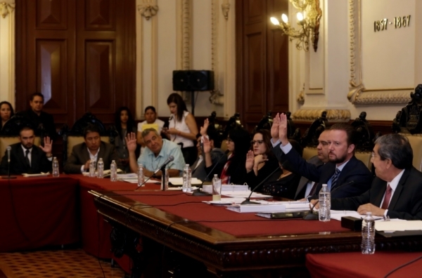 Restringen y castigan publicidad sexual en Puebla Capital