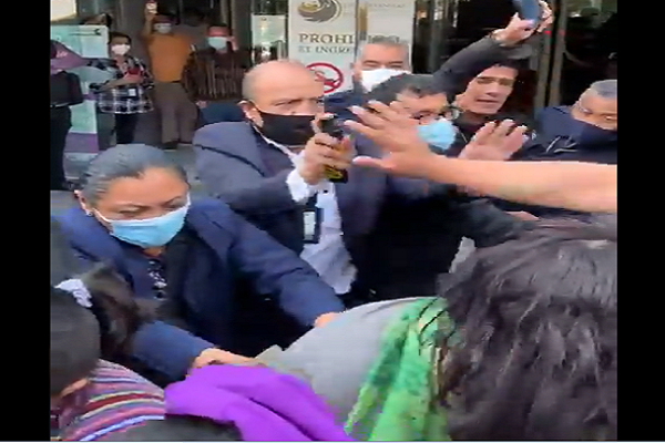 En la FGE golpean y rocían con gas lacrimógeno a quejosos