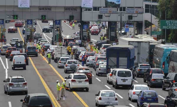 Salen del DF hasta 200 autos por minuto al iniciar Semana Santa