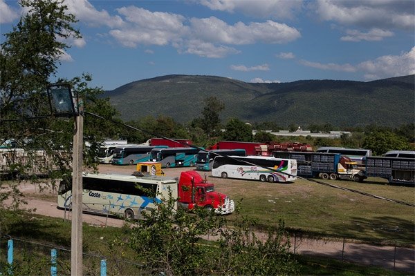 Choferes de autobuses están retenidos en la Normal de Ayotzinapa