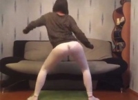VIDEO: Baila ‘twerking’ y los pantalones le dijeron…