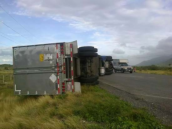 Vientos tiran tráileres en Oaxaca