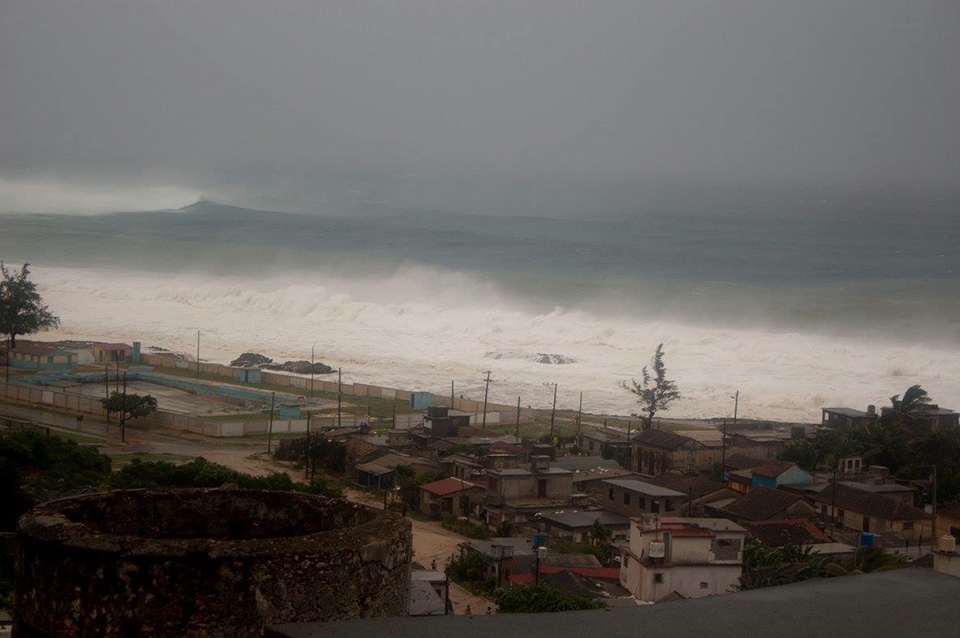 “Irma” sale de Cuba y comienza a azotar los Cayos de Florida