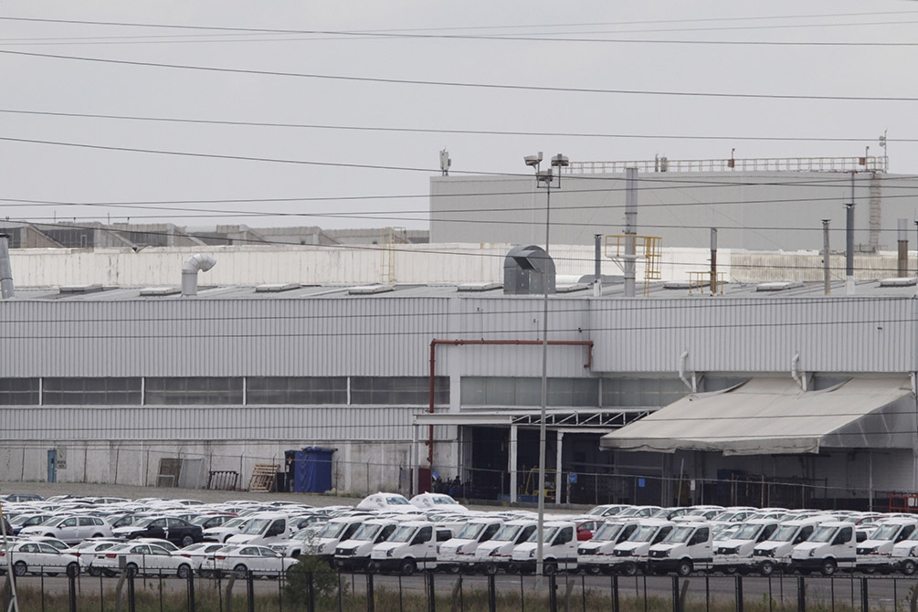 VW detiene producción del Golf en Puebla por fallas técnicas