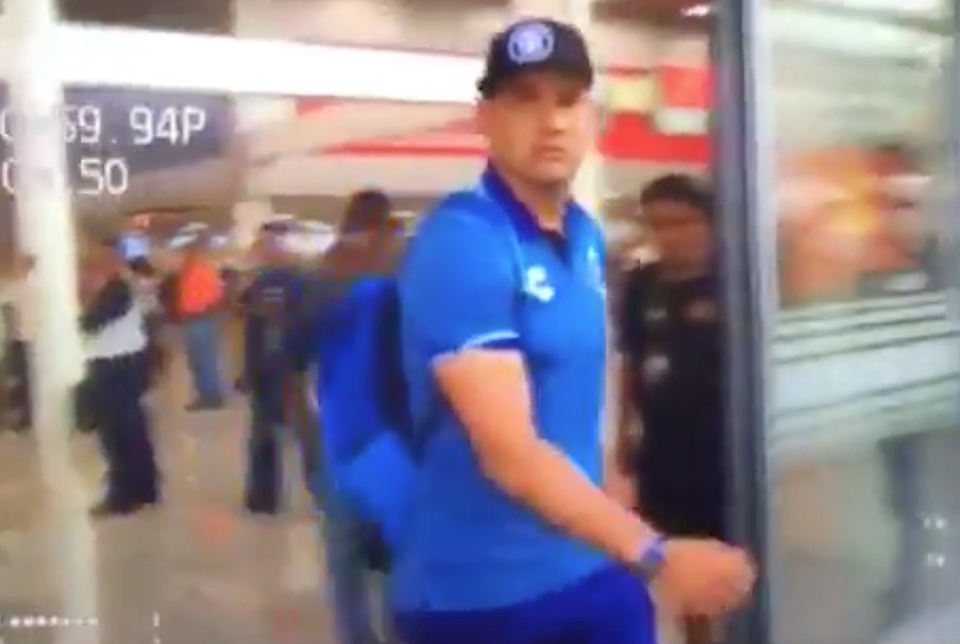 Camión del Club Puebla deja al portero Moisés Muñoz… por unos segundos