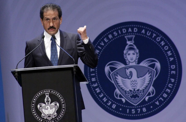BUAP, con pasos firmes hacia el cambio, destaca Esparza Ortiz en informe