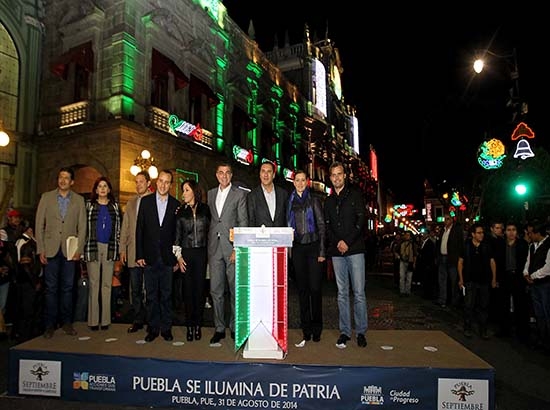 RMV y Gali inauguran iluminación por las Fiestas Patrias