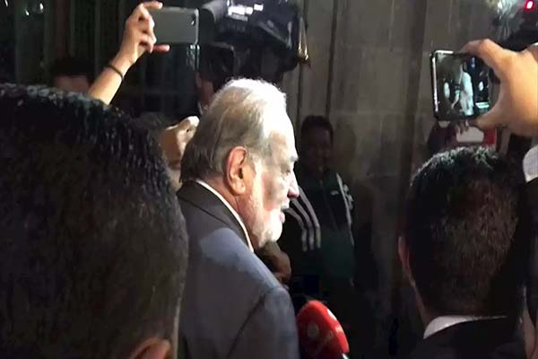 Como en los tiempos del PRI, AMLO “pasa la charola” a empresarios del país