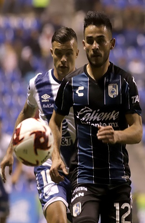 Club Puebla, con polémico arbitraje y autogol cayó por la mínima ante Gallos Blancos