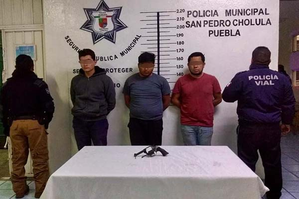 Detecta policía de San Pedro Cholula arma de fuego en vehículo sin placas