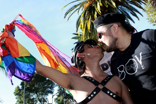 Fallan a favor de australiano discriminado en México por homosexual