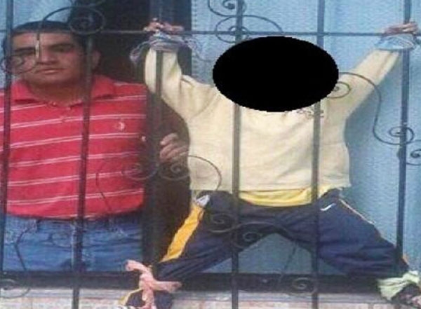 Padres amarran a niño en la ventana como castigo en Veracruz