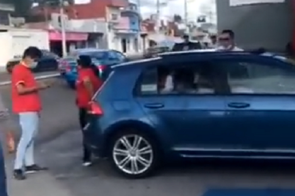VIDEO: Borrachos agreden a cajera de Oxxo en la colonia Patrimonio