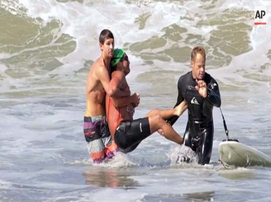 VIDEO: Lo ataca un tiburón blanco y vive para contarlo