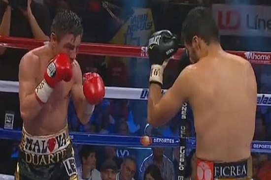 Jhonny González retira al Travieso Arce y retiene título Pluma del CMB