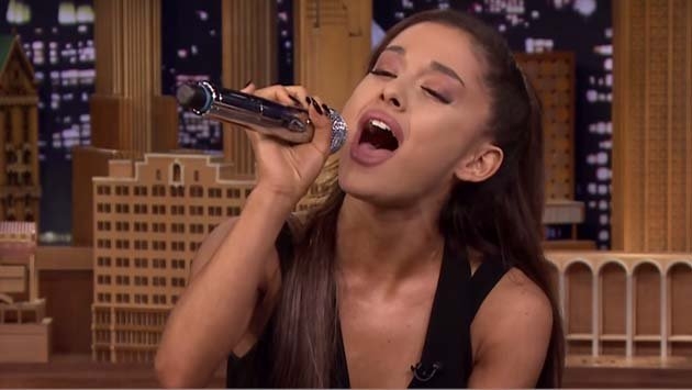 VIDEO: Ariana Grande sorprende al imitar a Christina Aguilera