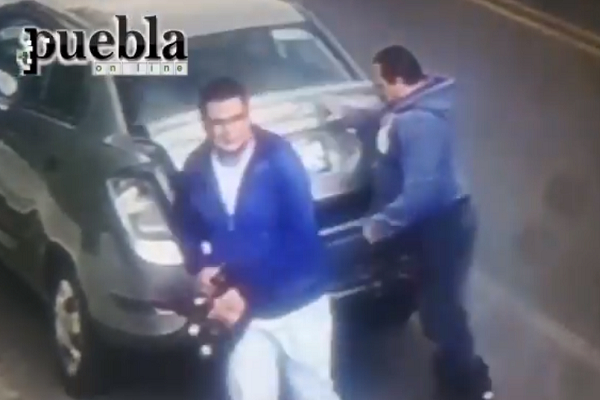 VIDEO: Así “trabaja” pareja de ladrones de autopartes en el Parque del Arte