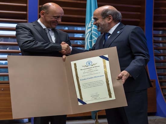 Lastiri recibe premio de la FAO, a nombre del gobierno de México