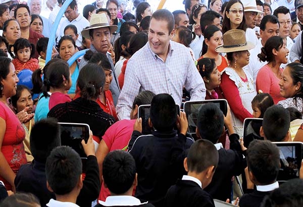 RMV inaugura el Centro de Salud de Mixtla y entrega tabletas del PIAD
