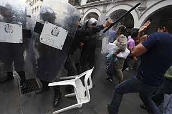 Zafarrancho en visita de Peña a Veracruz; maestros y policías se agarran a sillazos