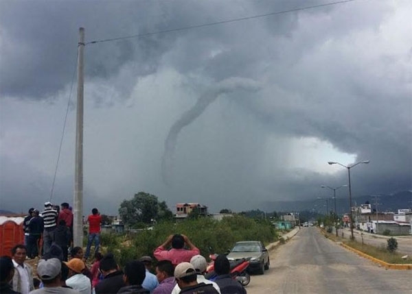 VIDEO: Torbellino causa destrozos en San Cristóbal de las Casas