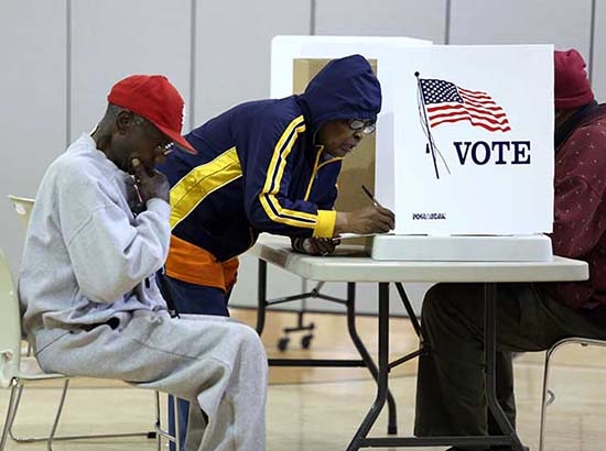 Legalizar migrantes, pide la mitad de votantes estadunidenses