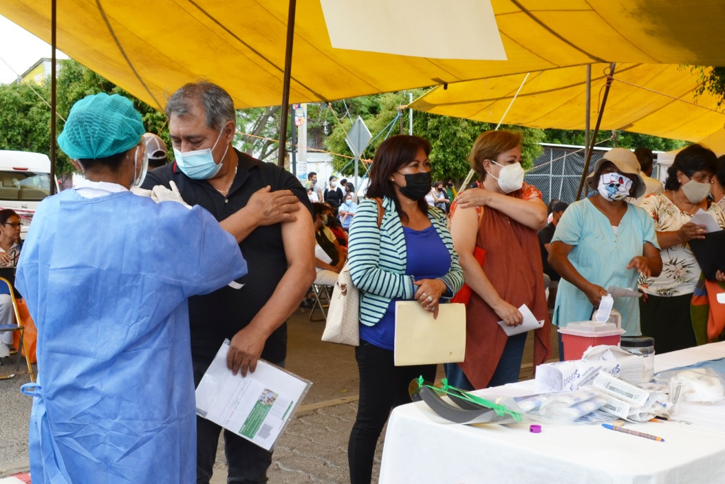 64% de poblanos mayores de 40 años tienen al menos una dosis anti COVID