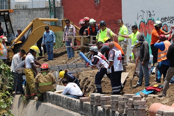 FOTOS: Rescataron a trabajadores enterrados por alud de tierra en Cuautlancingo