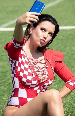 FOTOS: Nives Celsius, la sexy fan croata en el mundial