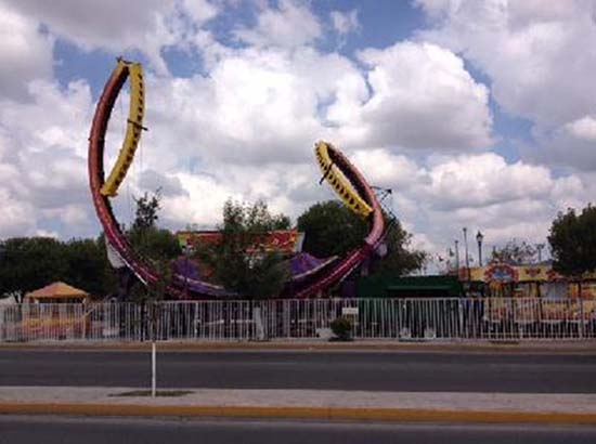 Cae enorme juego mecánico en feria de Coahuila