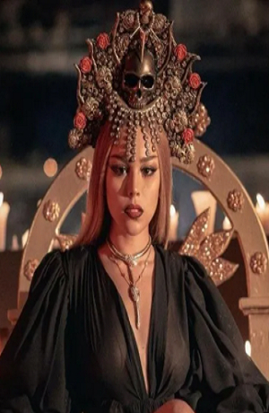 Danna Paola sorprende en bikini negro