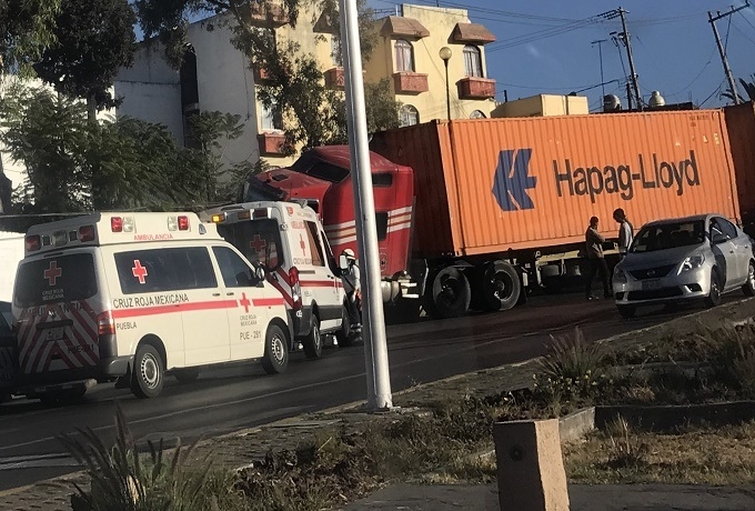 Tráiler se impactó contra barda en la Calzada Zaragoza