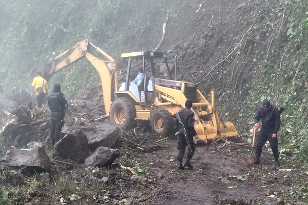 Lluvias provocaron deslave en la carretera a Zihuateutla