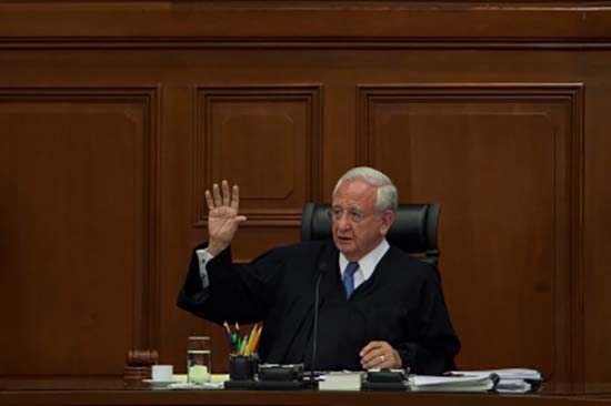 Judicatura suspende a juez y secretario por proteger negocio de autos “chocolate”