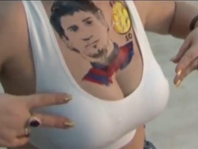 Messi en buena posición de la “cancha”, una mujer lo lleva en los senos