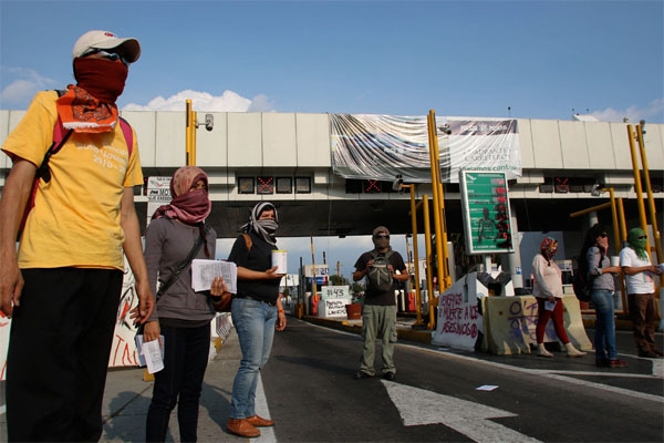 Tránsito lento en la autopista México-Puebla por toma de caseta y obras