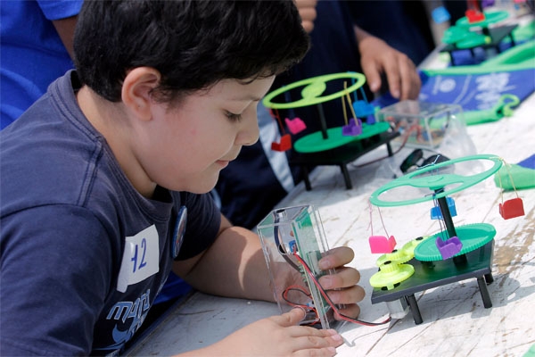 Niños rompen récord Guinness en Puebla con mil 800 robots