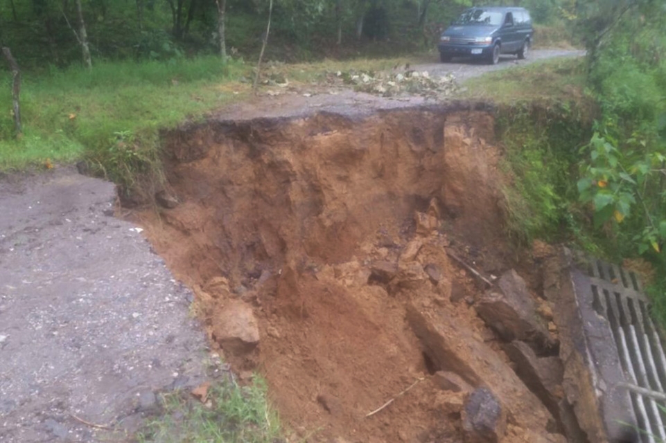 Derrumbe en Carretera Interserrana incomunica a Tlapacoya, Puebla