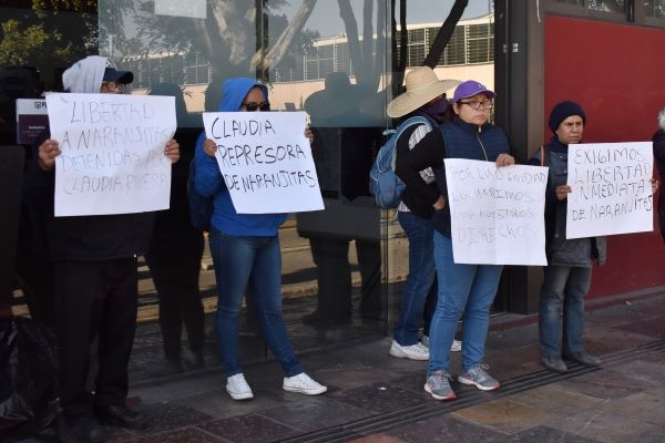 Naranjitas bloquean vialidades para que liberen a sus compañeros detenidos
